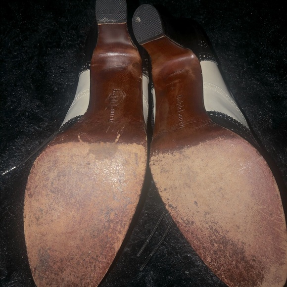 Ralph Lauren ecru and black wingtip heels - Picture 5 of 5